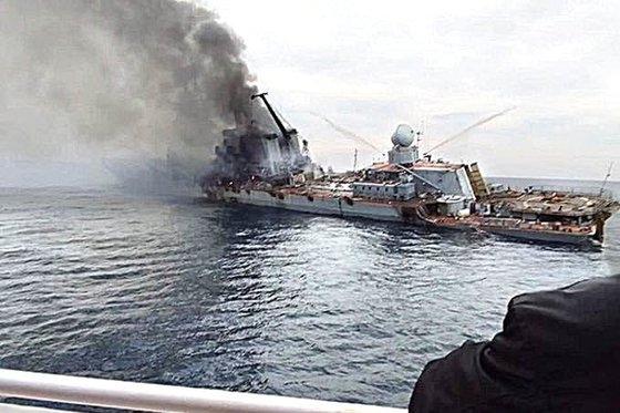 지난달 우크라이나의 공격을 받아 격침된 러시아 해군의 모스크바함. 12일 우크라이나는 흑해 인근에서 러시아 해군의 물류선을 공격해 파괴했다고 밝혔다. 트위터 캡처