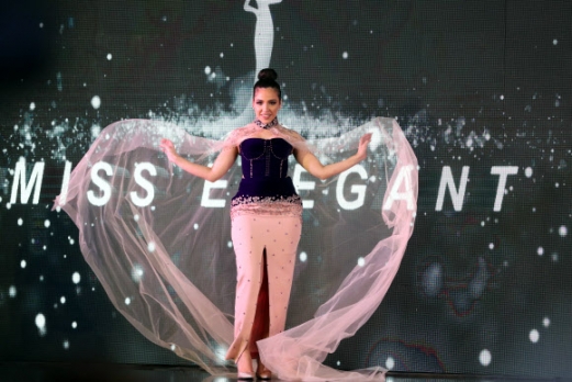 Egypt‘s Miss Elegant candidate models a full length gown during the Miss Elegant contest in Cairo, Egypt, 13 May 2022. Eleven Contestants will compete for the title of Miss Elegant 2022. EPA 연합뉴스