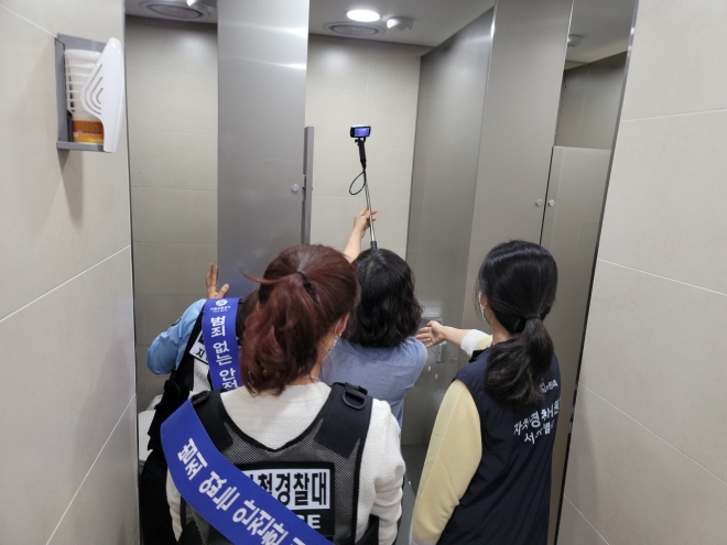 서울교통공사 관계자들이 고속터미널역에서 범죄예방 캠페인을 통해 불법촬영 여부를 점검하고 있다. 서울교통공사 제공