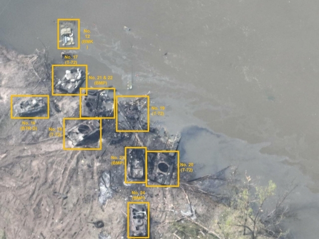 우크라이나 시베르스키도네츠강을 건너려던 러시아 전차가 우크라이나군의 공격으로 파괴된 모습을 위성으로 촬영한 사진. 트위터 캡처