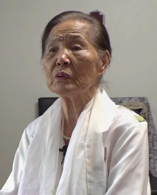 수피아여자중·고등학교는 지난 14일 홈커핑데이 행사에서 김덕화 할머니에게 85년만에 명예졸업장을 수여했다. 수피아여자중·고등학교 제공 