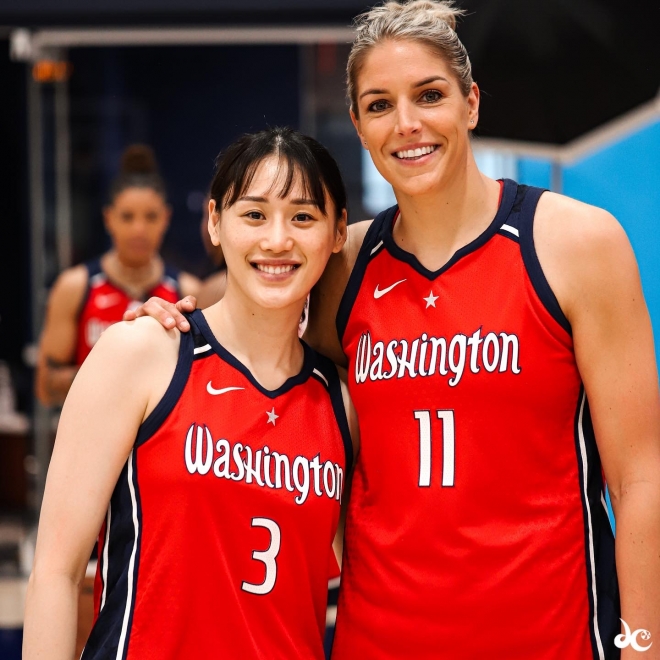사진은 청주 KB 슈터 강이슬(왼쪽)이 지난달 20일(한국시간) 미국 여자프로농구(WNBA) 미디어데이 때 워싱턴 미스틱스 유니폼을 입고 2019년 WNBA 최우수선수(MVP)에 선정된 팀의 간판 스타 엘레나 델레 던과 기념사진을 촬영하는 모습. 워싱턴 미스틱스 트위터 사진 캡처