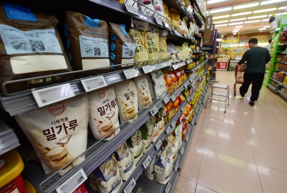 세계 2위 밀 생산국인 인도가 밀 수출중단 결정을 내린 가운데 15일 서울시내의 한 대형마트 밀가루 매대에서 한 고객이 밀가루를 고르고 있다.  2022. 5. 15 정연호 기자