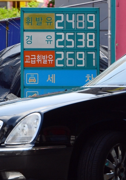 15일 서울 중구의 한 주유소의 경유가격이 휘발유 가격을 넘어서 판매되고 있다. 2022. 5. 15 정연호 기자