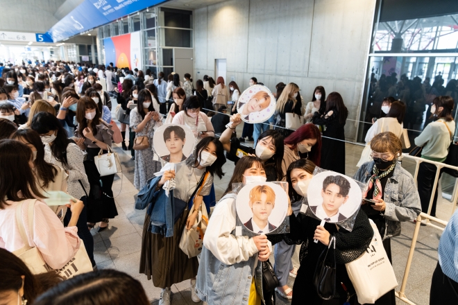 K-컬처 즐기는 일본인들 14일 일본 지바현 마쿠하리 매세에서 열린 ‘케이콘 2022 프리미어 인 도쿄’에 모인 일본인 관람객들. CJ ENM 제공