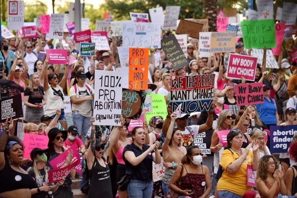낙태권 보장을 요구하는 여성들 14일(현지시간) 미국 플로리다주 올랜도 시청 앞에서 낙태권 지지자들이 집회를 하고 있다. 2022.5.14 UPI 연합뉴스
