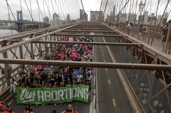 브루클린 다리 위 ‘우리의 낙태’ 플래카드