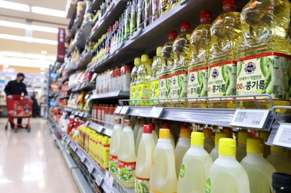 인도의 밀 수출 금지로 국내 식품물가 더 부담이 커진 가운데 15일 서울의 한 대형마트에서 소비자가 장을 보고 있다.  연합뉴스
