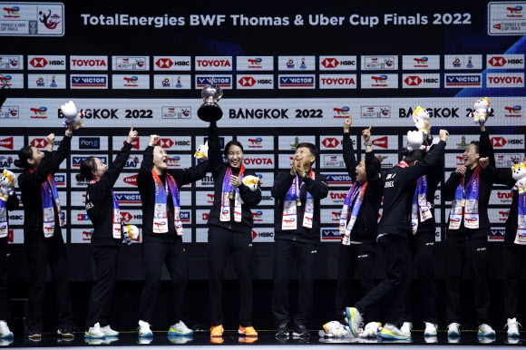 한국 여자배드민턴 대표팀이 지난 14일(한국시간) 태국 방콕에서 열린 2022 세계여자단체배드민턴선수권대회 결승에서 중국을 3-2로 꺾은 뒤 우승컵을 들어 올리며 기뻐하고 있다. 방콕 EPA 연합뉴스