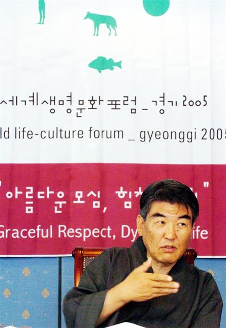 2005년 6월 열린 세계생명문화포럼 기자간담회에서의 김 선생. 서울신문 DB