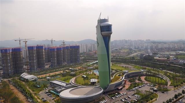 광주광역시가 2030년까지 지역공모를 통해 대규모 생활폐기물 소각장을 설치하려는 계획을 추진하고 있다. 광주시는 소각장과 폐기물·음식물 처리시설이 모두 지하에 설치돼 있어 친환경 폐기물시설 모델로 자리잡은 경기 하남의 유니온파크를 참고하고 있다. 소각장 굴뚝과 전망대로 사용되는 105m 높이의 하남 유니온타워가 우뚝 서 있다. 광주시 제공