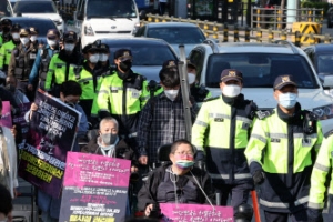 전장연, 출근길 용산 차로서 시위…“장애인 권리예산 1원이라도 반영하라”