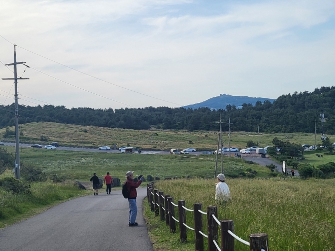 제주도는 서귀포시 대정읍 상모리 일대 송악산 유원지의 개발행위 허가 제한지역 지정을 위한 주민의견 수렴 절차에 들어갔다.