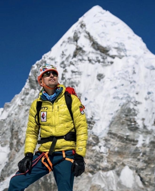 영국인 고산 가이드 켄튼 쿨이 14일(현지시간) 세계 최고봉 에베레스트 정상 등정에 성공해 네팔인이 아닌 산악인으로는 가장 많이 정상을 발 아래 둔 이로 기록됐다.  본인 제공