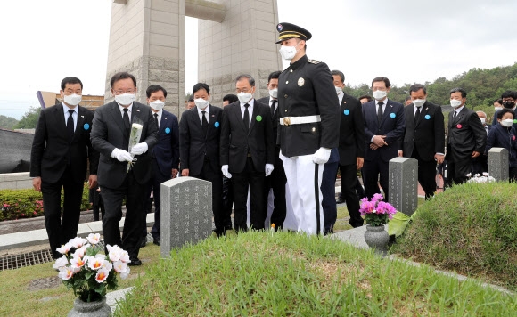 지난해 제41주년 5·18 민주화운동 기념식 후 묘역을 참배하는 인사들의 모습.-연합뉴스