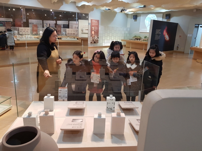 ‘나는야 고고학자!’는 박물관 관련 직업군 중 고고학자에 대해 알아보며 부모와 자녀가 함께 진로 탐색을 경험하는 직업체험 프로그램이다.한국도자재단 제공