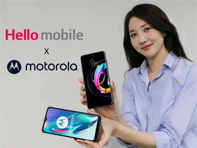 16일 LG헬로비전 모델들이 9년 만에 한국에서 출시하는 모토로라 5G 스마트폰을 소개하고 있다. LG헬로비전 제공