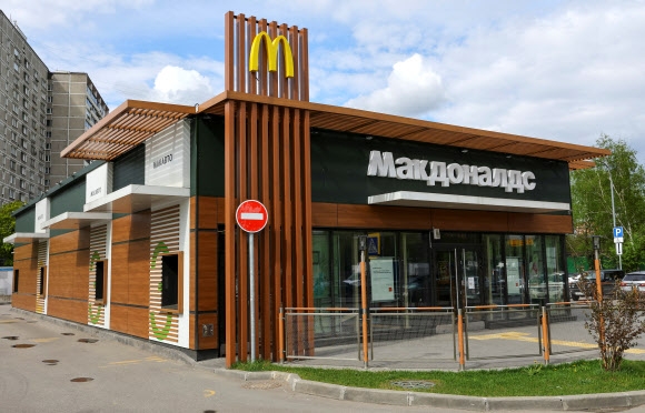 미국의 대형 패스트푸드 업체인 맥도날드가 러시아 사업의 매각 절차를 발표한 16일(현지시간) 모스크바 시내의 한 맥도날드 매장 문도 굳게 닫혀 있다. 모스크바 로이터 연합뉴스