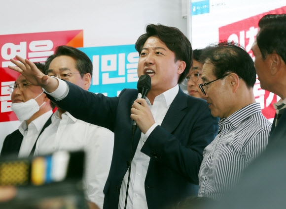 인천 계양구 주민들에게 지지 호소하는 이준석