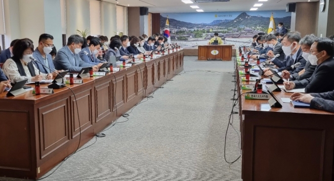 서울 중로구 관계자들이 종로구청장 권한대행 주재로 열린 ‘여름철 종합대책 간부회의’에 참석해 회의하고 있다. 종로구 제공.