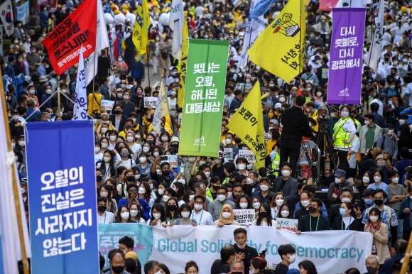 ‘5월의 진실은 사라지지 않는다’… 3년 만에 전야제 행진