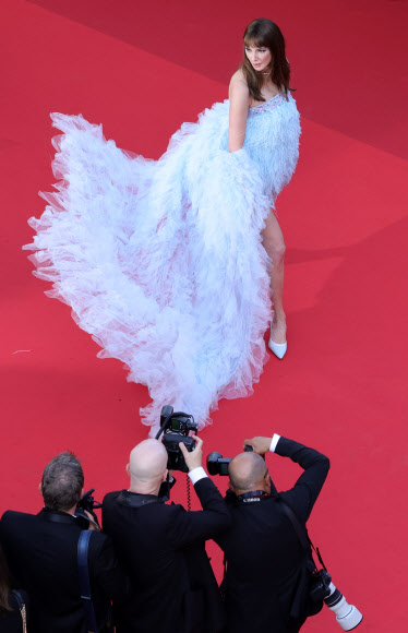 Frederique Bel arrives for the screening of ‘Final Cut (Coupez!)’ and the Opening Ceremony of the 75th annual Cannes Film Festival, in Cannes, France, 17 May 2022. The festival runs from 17 to 28 May. EPA 연합뉴스