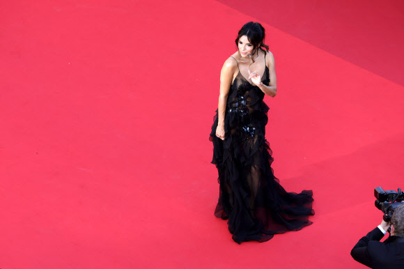 Eva Longoria arrives for the screening of ‘Final Cut (Coupez!)’ and the Opening Ceremony of the 75th annual Cannes Film Festival, in Cannes, France, 17 May 2022. The festival runs from 17 to 28 May. EPA 연합뉴스