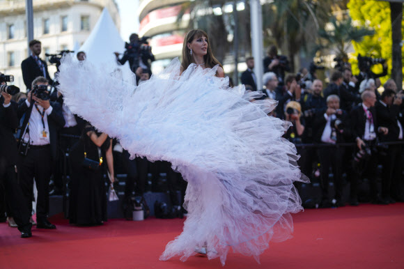 Frederique Bel poses for photographers upon arrival at the opening ceremony and the premiere of the film ‘Final Cut’ at the 75th international film festival, Cannes, southern France, Tuesday, May 17, 2021. AP 연합뉴스