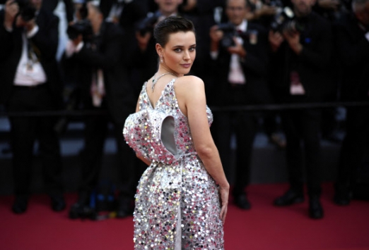 Katherine Langford poses for photographers upon arrival at the opening ceremony and the premiere of the film ‘Final Cut’ at the 75th international film festival, Cannes, southern France, Tuesday, May 17, 2021. AP 연합뉴스