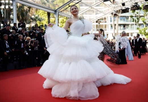 The 75th Cannes Film Festival - Opening ceremony and screening of the film “Coupez” (Final Cut) Out of competition - Red Carpet arrivals - Cannes, France, May 17, 2022. Urvashi Rautela poses. REUTERS 연합뉴스