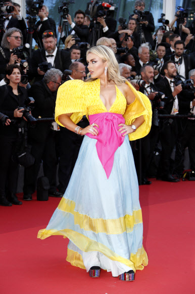 epa09953119 Tallia Storm arrives for the screening of ‘Final Cut (Coupez!)’ and the Opening Ceremony of the 75th annual Cannes Film Festival, in Cannes, France, 17 May 2022. The festival runs from 17 to 28 May.  EPA 연합뉴스