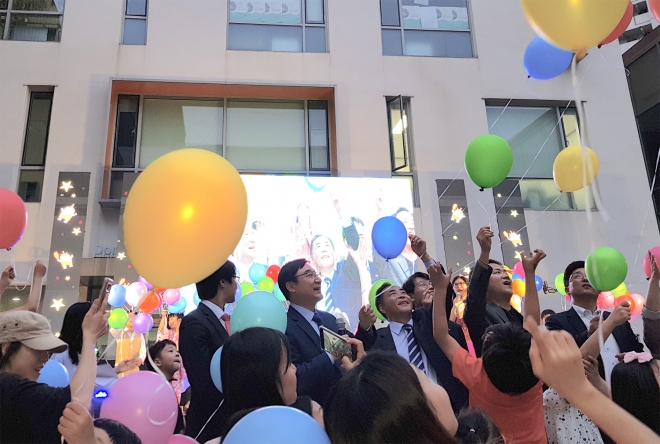 이동진(왼쪽 두 번째) 서울 도봉구청장이 2019년 열린 ‘응답하라 도봉깨비’ 행사에서 주민들과 함께 풍선을 바라보고 있다. 도봉구 제공 