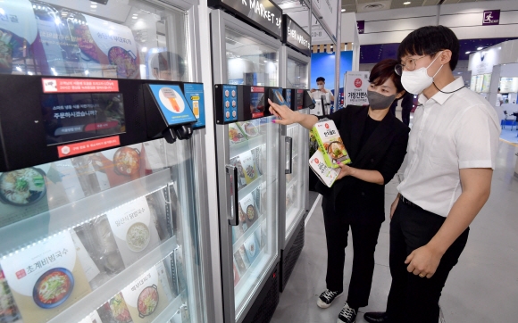 18일 서울 코엑스에서 열린 서울국제간편식 전시회장을 찾은 관람객들이 즉석조리식품을 살펴보고 있다.  2022.5.18 박지환기자