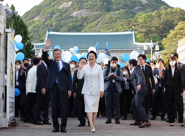 문재인 대통령과 김정숙 여사가 지난 9일 오후 청와대 직원들의 배웅을 받으며 청와대를 나선 뒤 시민들을 향해 인사하고 있다. 연합뉴스