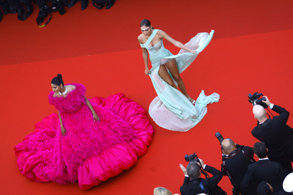 The 75th Cannes Film Festival - Opening ceremony and screening of the film “Coupez” (Final Cut) Out of competition - Red Carpet arrivals - Cannes, France, May 17, 2022.?Miss France 2021 Amandine Petit and a guest and arrive. REUTERS 연합뉴스