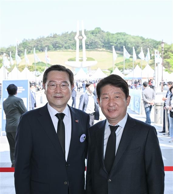 국립5·18민주묘지에서 18일 열린 제42주년 5·18 민주화운동 기념식에 참석한 이용섭(왼쪽) 광주시장과 권영진 대구시장이 함께 기념사진을 찍고 있다. 대구시 제공