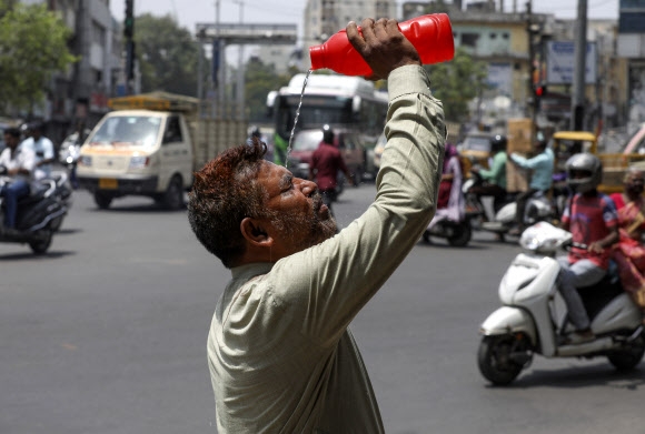 인도가 올해 들어 120년만의 더위를 맞았고, 시민들은 식수 부족에 시달리고 있다. AP연합뉴스