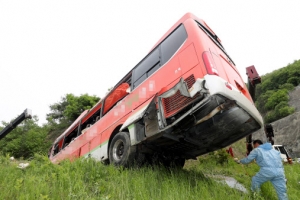대전∼당진고속도서 관광버스 넘어져…24명 다쳐