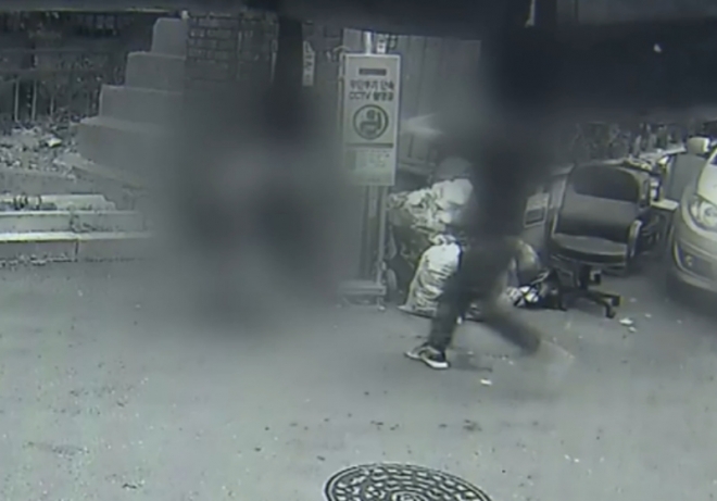 중국 국적의 남성이 길을 걸어가던 60대 남성을 무차별 폭행하는 모습. KBS 뉴스 캡처