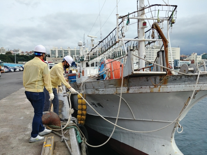 해양수산부 관계자가 태풍에 대비해 선박 계류 상태를 점검하는 모습. 해양수산부 제공