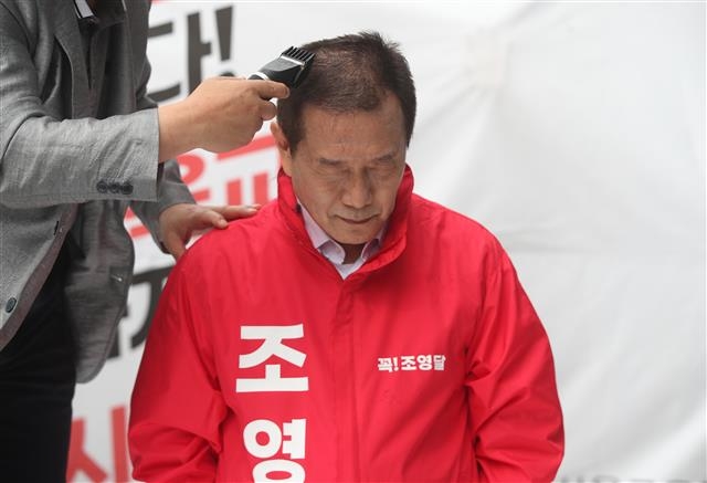 ‘중도보수후보 단일화 촉구’ 삭발하는 조영달 서울시교육감 후보
