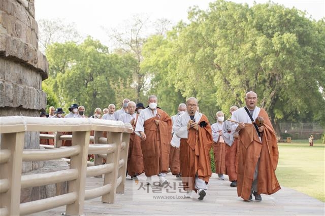 인도 성지순례에 나선 조계종 스님들이 18일 인도 우타르프라데시주 바라나시의 사르나트에서 ‘석가모니불’을 외며 다메크 스투파 주위를 돌고 있다.