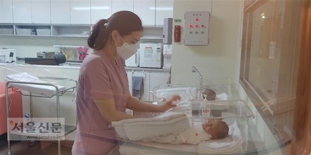 충남 홍성 공공산후조리원 간호사가 신생아실에서 갓 태어난 아이를 돌보고 있다. 홍성 이천열 기자