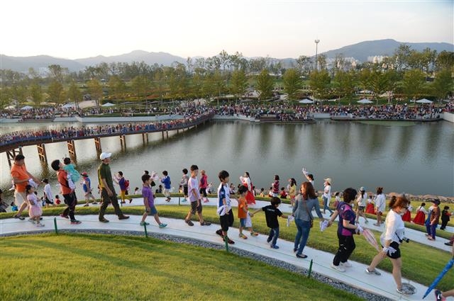전남 순천시가 내년 4월 22일부터 10월 22일까지 6개월 동안 국가정원 1호인 순천만국가정원과 순천만 및 도심 일원에서 2023 순천만국제정원박람회를 개최한다. 순천만국가정원을 찾은 관람객들 모습.