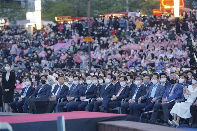 관람객 1만여명이 참석한 가운데 지난달 순천만국가정원에서 열린 2023 순천만국제정원박람회 D-365 기념행사 모습.