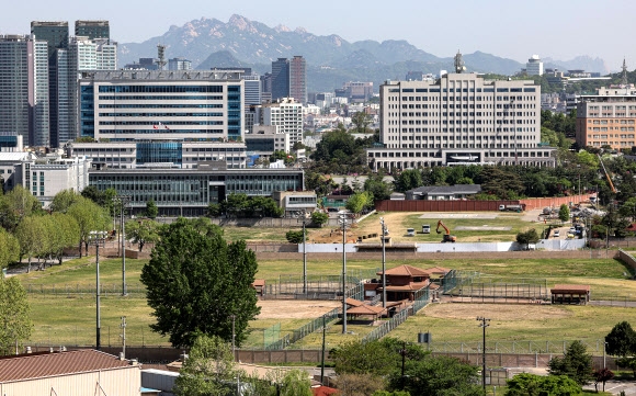 서울 용산구 이촌역 인근에서 바라본 국방부 청사(옛 합동참모본부 건물). 대통령실에 청사를 내준 국방부가 이 건물로 이전하면서 국방부와 합참이 동거하고 있다. 앞에 있는 낮은 건물은 기존 국방시설본부 건물로 합참의 일부 부서가 입주했다. 연합뉴스