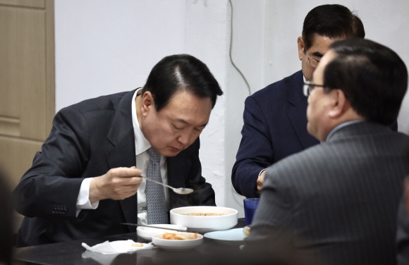 윤석열 대통령이 19일 오후 용산 대통령실 청사 인근 식당에서 김성한 안보실장, 김용헌 경호처장 등과 오찬을 하고 있다. 2022.5.19 대통령실 제공