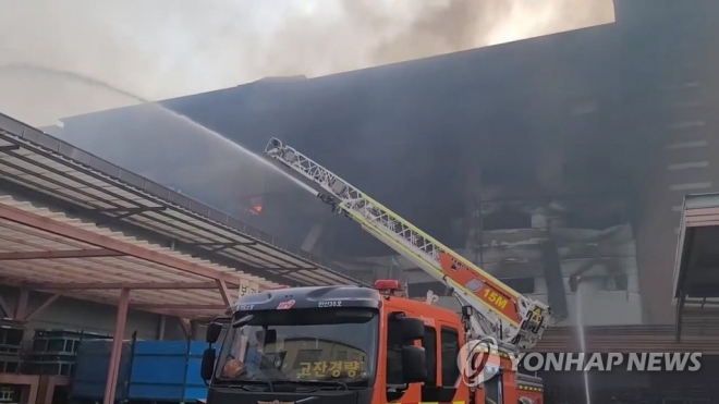 19일 오후 3시 4분 경기 안산시 단원구 원시동의 자동차 부품 공장에서 불이 났다. 소방당국은 대응 1단계를 발령해 진화 작업을 하고 있다. 연합뉴스