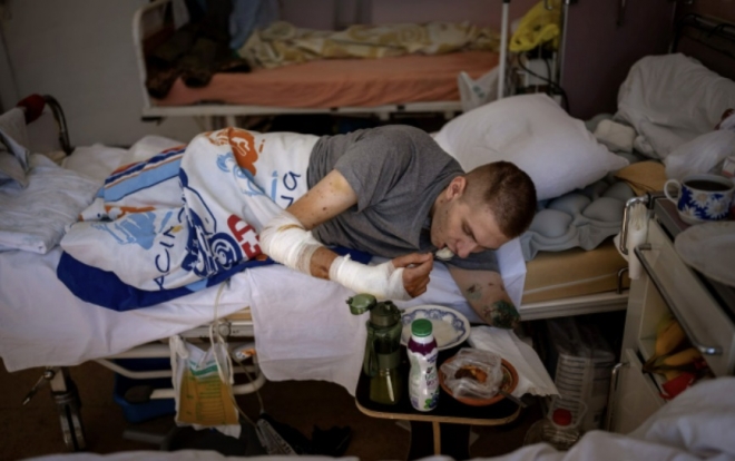 우크라이나 동부 최전선에 배치된 군 의무관 안톤 글라둔(22)이 지뢰 폭발로 두 다리와 왼팔을 잃은 모습. 에밀리오 모레나티 AP통신 사진기자 제공
