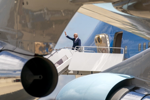 19일(현지시간) 방한을 위해 미국 앤드루스 공항에서 전용기 탑승 직전 손을 흔드는 조 바이든 미 대통령. AP